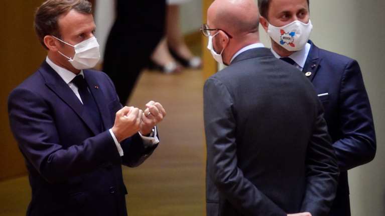 Έξαλλος ο Μακρόν στη Σύνοδο Κορυφής με Αυστρία και Ολλανδία: Χτύπησε το χέρι του στο τραπέζι