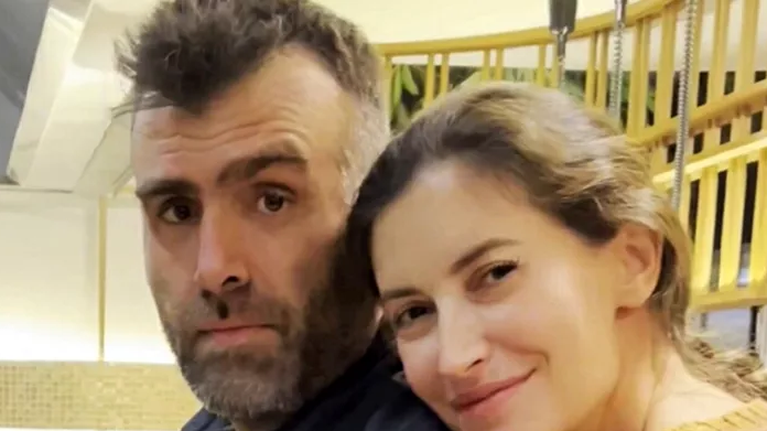 Μάρα Δαρμουσλή: Η εγκυμονούσα &quot;ανοίγει&quot; για πρώτη φορά το στολισμένο σπίτι της.