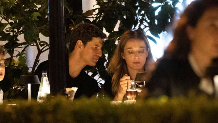 Σάκης Ρουβάς: Παθιασμένο φιλί για χρόνια πολλά στην Κάτια Ζυγούλη - Full in love [Εικόνα]