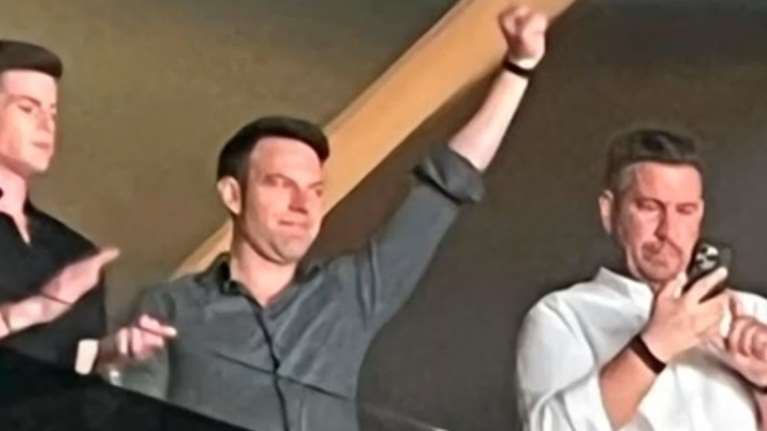 Ο Κασσελάκης υπερασπίζεται την παρουσία του στα μπουζούκια: Τι τρέχει αν ραίνουν με λουλούδια τον πρόεδρο;