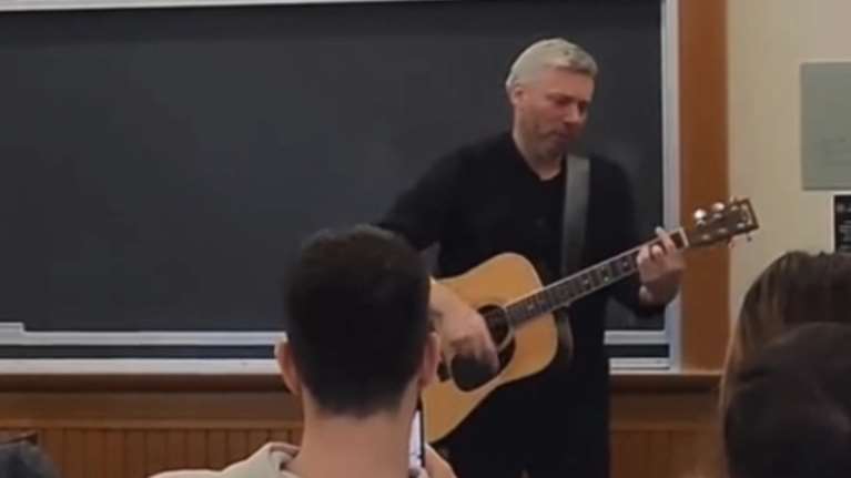 Αλκίνοος Ιωαννίδης: Ακυρώθηκε η συναυλία του στο Columbia –  Καταλήψεις λόγω Παλαιστίνης και σύλληψη 108 φοιτητών