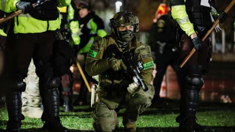 Δεύτερη νύχτα έντασης στη Μινεάπολη των ΗΠΑ μετά τον θάνατο αφροαμερικανού από πυρά αστυνομικού