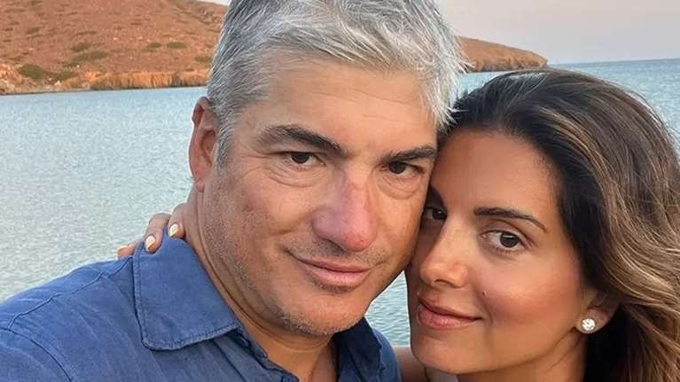 Η Σταματίνα Τσιμτσιλή φωτογραφίζει τον Θέμη Σοφό με τα παιδιά τους στη βόλτα τους στο μουσείο