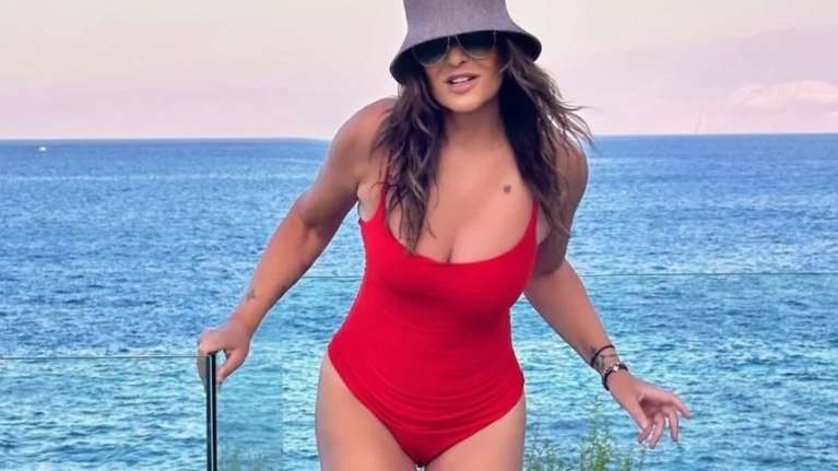 &quot;Φινάλε&quot; διακοπών για τη Ναταλία Γερμανού: Δείπνο με φίλους στην Ελούντα - Μαζί ο Θάνος Καλλίρης