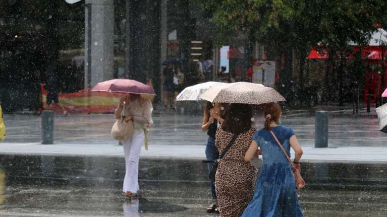 Καιρός: Με καπρίτσια και το Σαββατοκύριακο - Σύννεφα σκόνης, μπόρες, βροχές και καταιγίδες