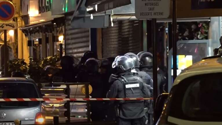 Συναγερμός στο Παρίσι: Άνδρας κρατά όμηρους δύο γυναίκες μέσα σε κατάστημα - Τις απειλεί με μαχαίρι [Δείτε Live]