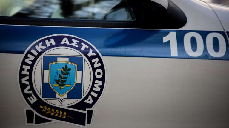 Βούλα: Συνελήφθη αστυνομικός που οδηγούσε κλεμμένο αυτοκίνητο χωρίς πινακίδες