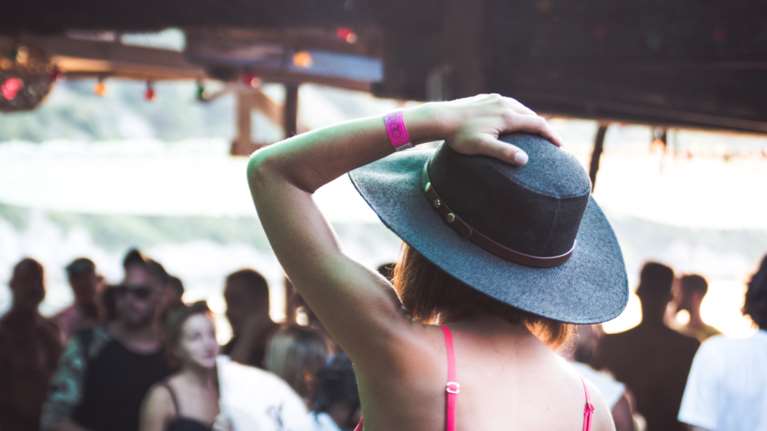 Χαλκιδική: Λουκέτο σε παράνομο beach bar - Ανοιξε ξανά μέσα σε λίγες ώρες - Χειροπέδες στην ιδιοκτήτρια και τον γιο της