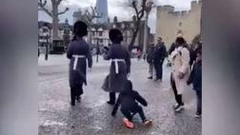 &quot;Κάνε στην άκρη!&quot;: Μέλος της Βασιλικής Φρουράς της Ελισάβετ ποδοπάτησε παιδί που μπήκε μπροστά του [Βίντεο]