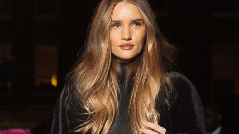 Αυτό το festive makeup look κολακεύει κάθε τόνο επιδερμίδας