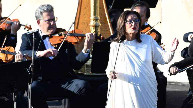 Νάνα Μούσχουρη: &quot;Δεν είμαι άρρωστη - Δεν είπα ότι θέλω να σταματήσω το τραγούδι&quot;