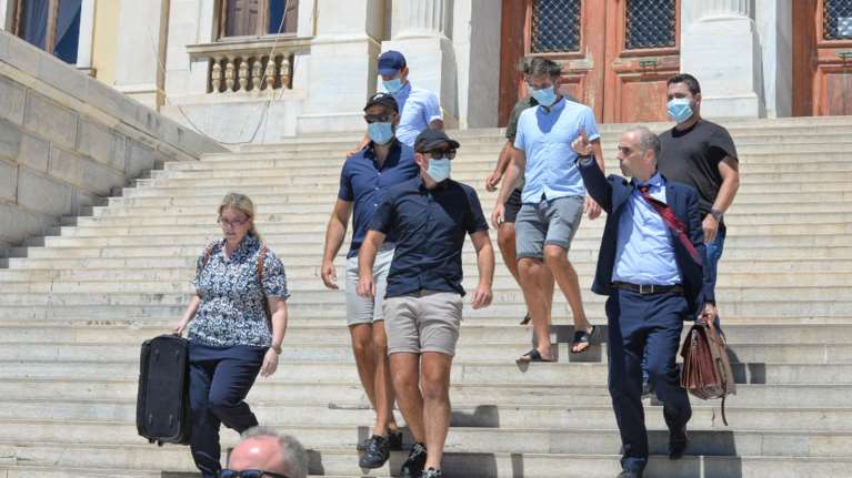 Δίκη Μαγκουάιρ: &quot;Μπορώ να σου δώσω χρήματα, παρακαλώ αφήστε μας να φύγουμε&quot; - Τι κατέθεσε ο αστυνομικός