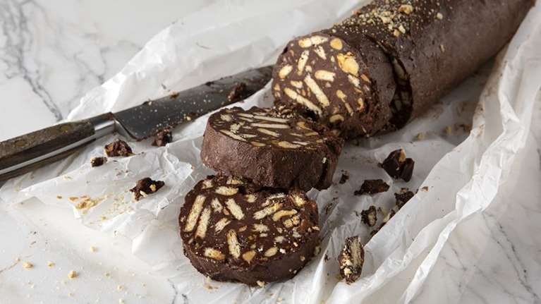 Πετρετζίκης: Συνταγή για τέλειο, πανεύκολο κορμό σοκολάτας με καραμελωμένα φουντούκια