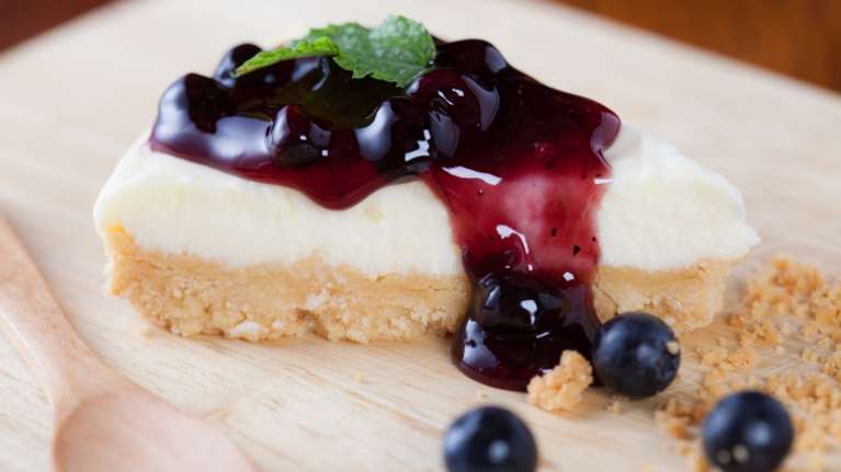 Γιαουρτογλυκό στο ταψί με μπισκότα πτι-μπερ: Η απλή συνταγή για εύκολο γλυκό