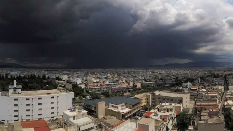 Εντυπωσιακό: Καταιγιδοφόρο νέφος ύψους 10 χιλιομέτρων πίσω από την καταιγίδα στην Αττική