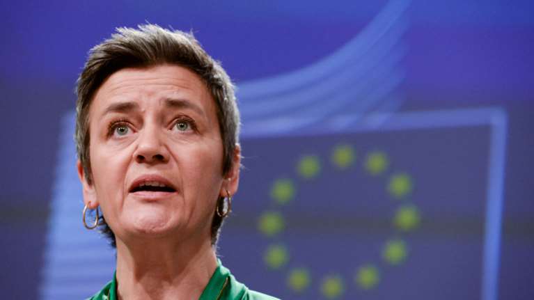 Επίτροπος Βεστάγκερ: Δεν είναι θέμα ταμπού τα κορονο-ομόλογα