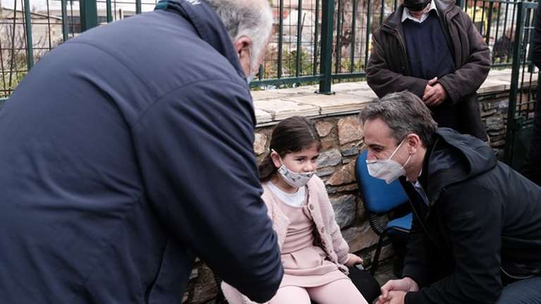 Η μαντινάδα που αφιέρωσαν στον Κυριάκο Μητσοτάκη στη Θύμαινα: Είσαι λεβέντης Κρητικός, τίμιο παλικάρι [βίντεο]