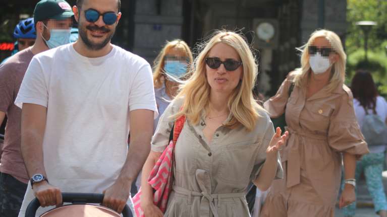 Μαρία Ηλιάκη: Βόλτα με την κόρη της με stylish look [εικόνες]