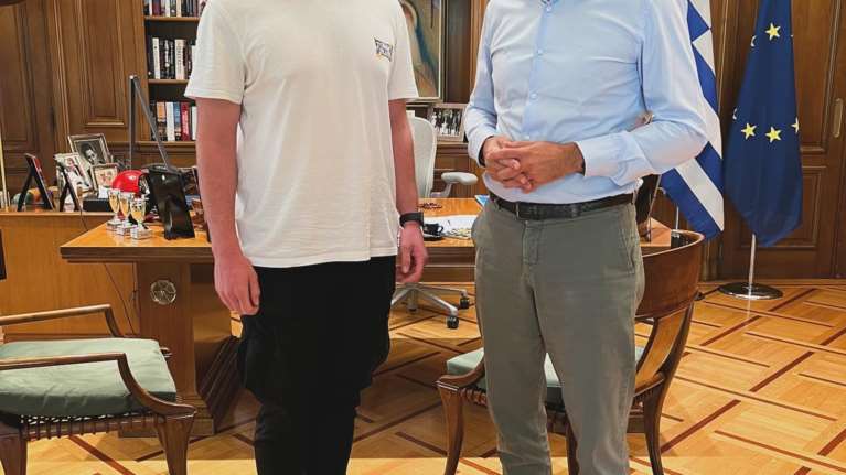 Ο Κυριάκος Μητσοτάκης συνάντησε τον δακρυσμένο εύζωνα: Τα δάκρυά του μας γέμισαν περηφάνια