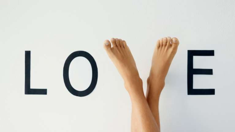 Γιατί πρήζονται τα πόδια μου; Τα πιο συνηθισμένα "λάθη" και πώς θα τα ανακουφίσουμε