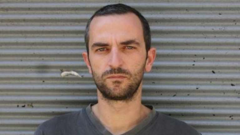 Αρης Σερβετάλης: "Αγνώριστος" στη χαλαρή βόλτα με τον σκύλο του στο Ζάππειο - Δείτε πόσο έχει αλλάξει