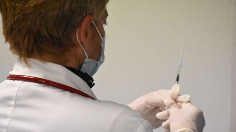 ΠΟΕΔΗΝ: Ηλικιωμένος στη Σύρο ενημερώθηκε ότι θα εμβολιαστεί στη... Σαντορίνη