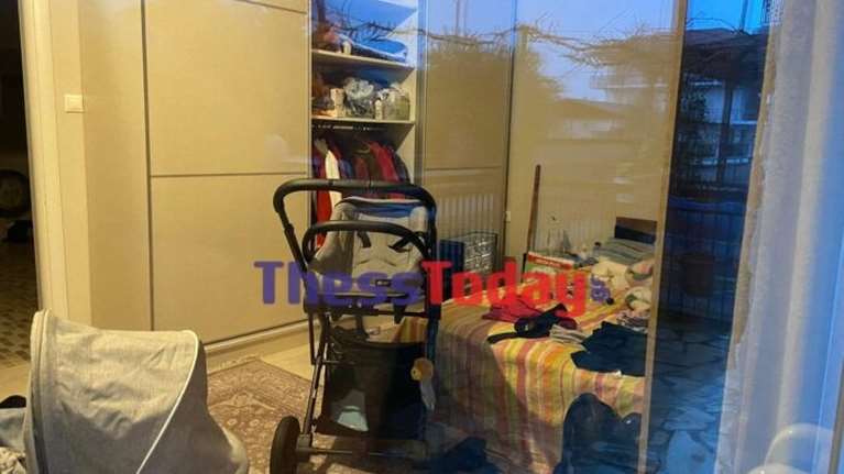 Βέροια: &quot;Προσπάθησα να σώσω το μωρό, δεν τα κατάφερα&quot; λέει και καταρρέει ο γείτονας - Εικόνες από το σημείο της τραγωδίας