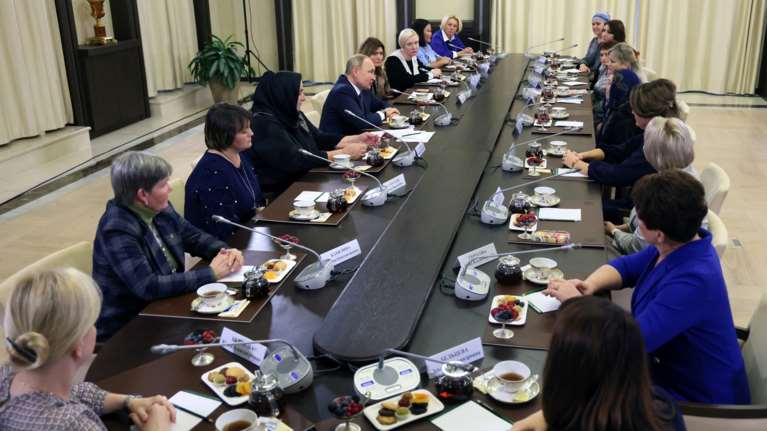 Φιλεύσπλαχνος ο Πούτιν:  &quot;Συμμεριζόμαστε τον πόνο σας&quot;, είπε αναστενάζοντας σε μητέρες στρατιωτών