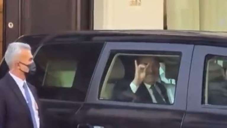 Πρόκληση Τσαβούσογλου: Κάνει το σήμα των Γκρίζων Λύκων σε Αρμένιους διαδηλωτές και χαμογελάει ειρωνικά [Βίντεο]