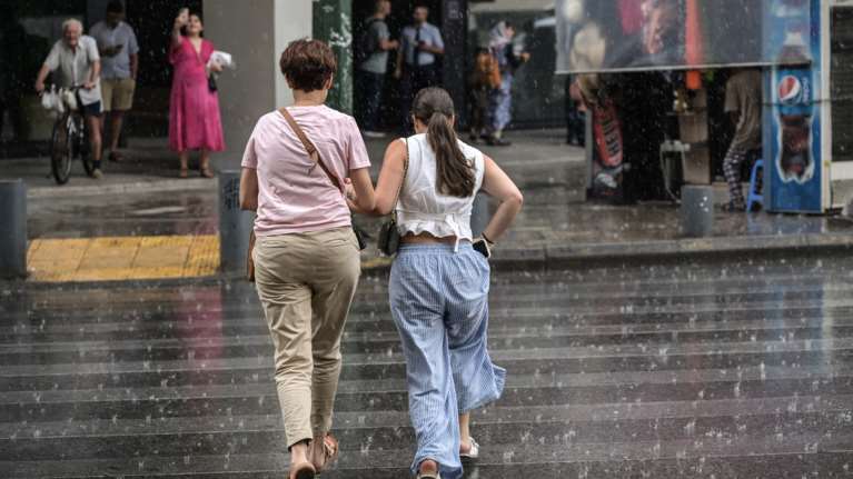 Καιρός: Σποραδικές καταιγίδες σε πολλές περιοχές και στην Αττική – Άνοδος θερμοκρασίας από Πέμπτη