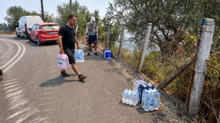 Φωτιές: Τεράστια η ανταπόκριση του κόσμου στη συγκέντρωση ειδών πρώτης ανάγκης για βοήθεια