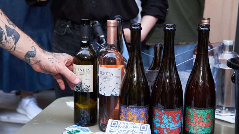 Η συμμαχία του κρασιού για την ανάδειξη του Μοσχοφίλερου σε Ελλάδα και εξωτερικό: Ποια είναι τα 13 οινοποιεία και τα 29 κρασιά τους