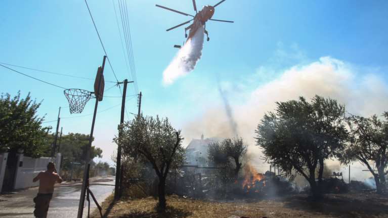 Φωτιά στην Αρτέμιδα: Πού έχει διακοπεί η κυκλοφορία