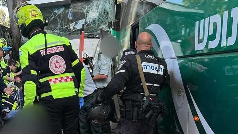 Φορτηγό έπεσε σε στάση λεωφορείου στο Τελ Αβίβ: Αναφορές για τρομοκρατική επίθεση και δεκάδες τραυματίες