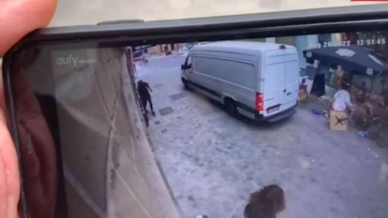 Συναγερμός στις Βρυξέλλες: Φορτηγάκι έπεσε σε καφετέρια - Έξι τραυματίες - Ο οδηγός διέφυγε με το όχημα [Βίντεο]