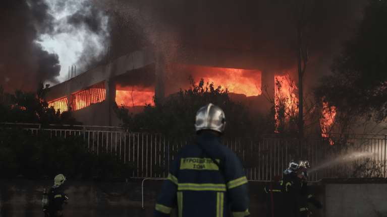 Φωτιά στη Μεταμορφώση: Μήνυμα από το &quot;112&quot; - &quot;Κλείστε όλα τα παράθυρα και τις πόρτες&quot;