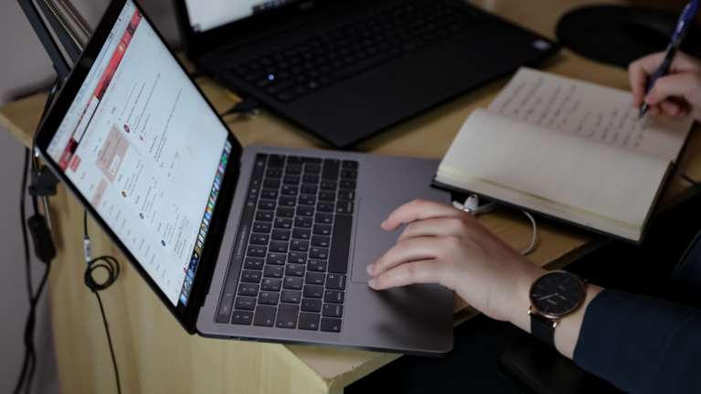 Κορονοϊός: Η Γαλλία σκέφτεται ξανά την τηλεργασία - Νέο ρεκόρ κρουσμάτων