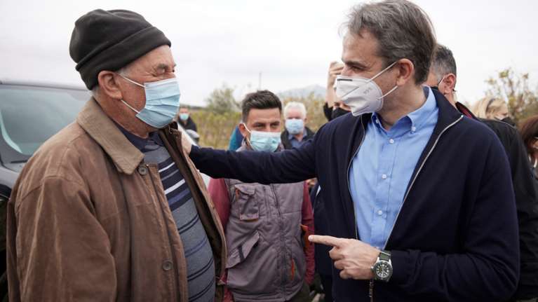 Κορινθία: Επίσκεψη Μητσοτάκη σε καλλιέργειες που έχουν υποστεί ζημιές από τον παγετό - Με ταχύτητα οι αποζημιώσεις