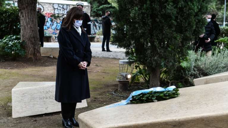 Σακελλαροπούλου: &quot;Το Ολοκαύτωμα μας αφορά όλους, όχι μόνο τον εβραϊκό λαό&quot;