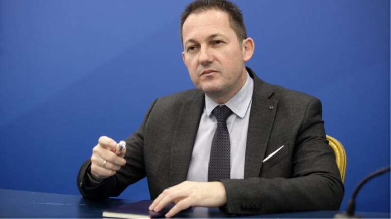 &quot;Πυρά&quot; Πέτσα σε Τσίπρα: Είτε θα διαγράψει τον Παππά, είτε θα αναλάβει την ευθύνη του παρακράτους