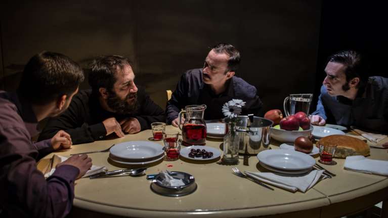 &quot;...καλά, εσύ σκοτώθηκες νωρίς&quot;: Η μεγάλη θεατρική επιτυχία για τρίτη χρονιά στο Σύγχρονο Θέατρο