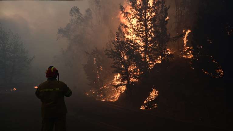 Διάσπαρτες εστίες στην πυρκαγιά στην Κρυόβρυση Πτολεμαΐδας - Καλύτερη εικόνα στο Λουτράκι Πέλλας