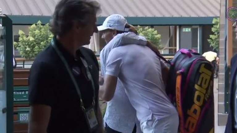 Aπίθανος Ναδάλ: Χαιρέτησε τους πάντες προτού φύγει τραυματισμένος από το Wimbledon [Βίντεο]