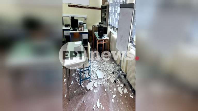 "Εβρεξε" σοβάδες σε δημοτικό σχολείο στο Γαλάτσι - Από θαύμα δεν κινδύνευσαν μαθητές [βίντεο]