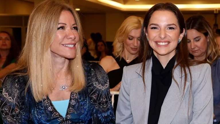 Η χιουμοριστική ανάρτηση της Εριέττας Κούρκουλου Λάτση για τη μητέρα της: "Διδάσκοντας τη boomer μαμά σου"