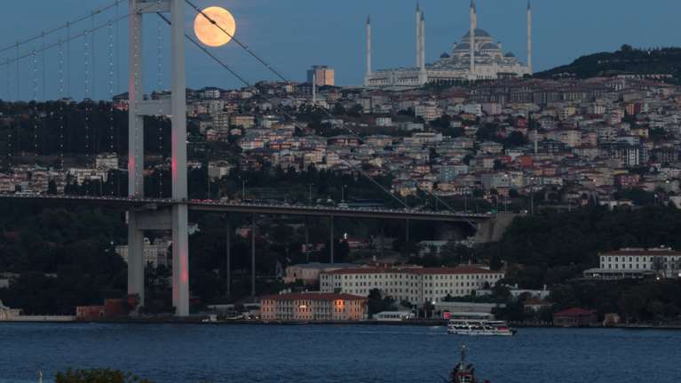 Τουρκία: Ουρές στις Τράπεζες, όλοι θέλουν να μειώσουν το πιστωτικό όριο των καρτών τους- Η εξήγηση