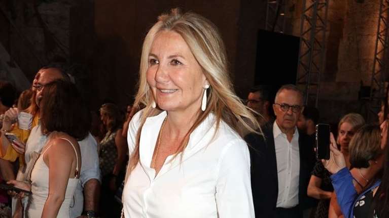 Η Μαρέβα Μητσοτάκη με γκρι tank top και αέρινη φούστα: Φόρεσε τα σανδάλια που βλέπουμε παντού