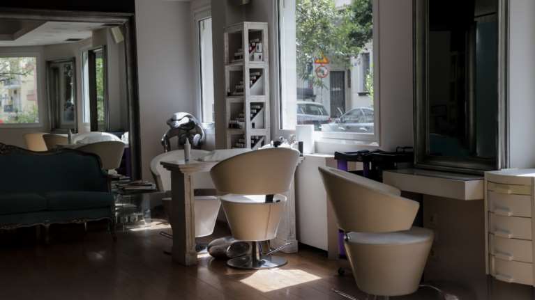 Κορονοϊός - Γιατί πρέπει να αποφεύγουμε το πιστολάκι στα κομμωτήρια - Τι λέει γιατρός