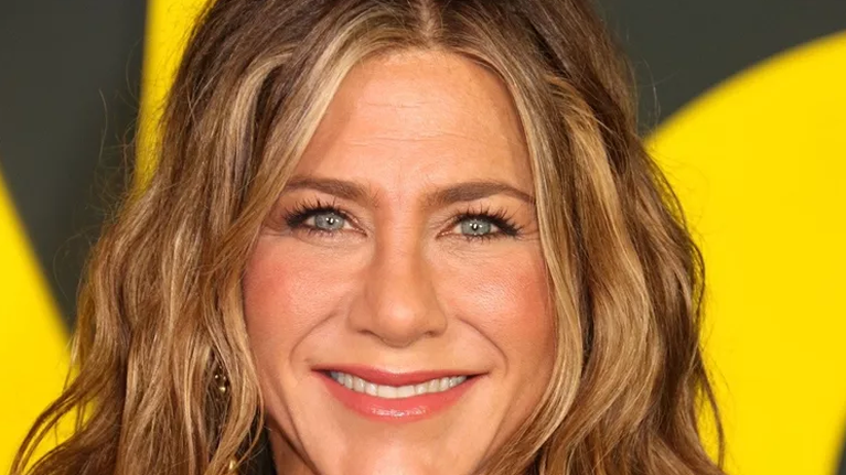 Πώς να φαίνομαι πιο μικρή; Τα πιο κολακευτικά κουρέματα και οι καλύτερες συμβουλές μακιγιάζ