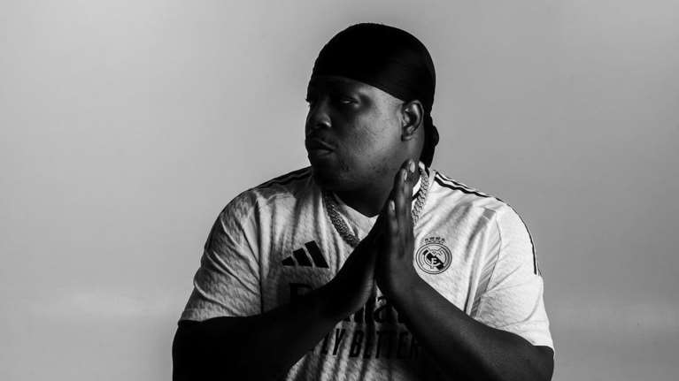 Ο Moose πάει Λυκαβηττό και μιλάει για την ελληνική ραπ σκηνή και τα στερεότυπά της